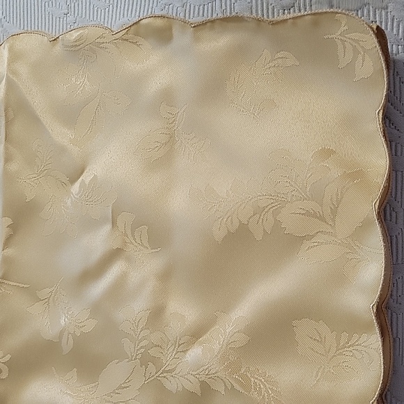 Four 100% Polyester Placemats - Picture 11 of 12